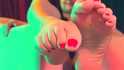 Ayak parmakların zevkin için sallanıyor ve yayılıyor