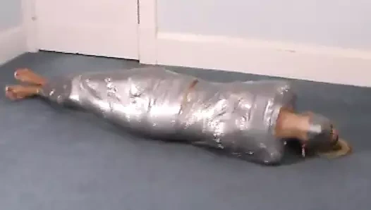 Koli bandına sarılı sarışın kız mücadele ediyor