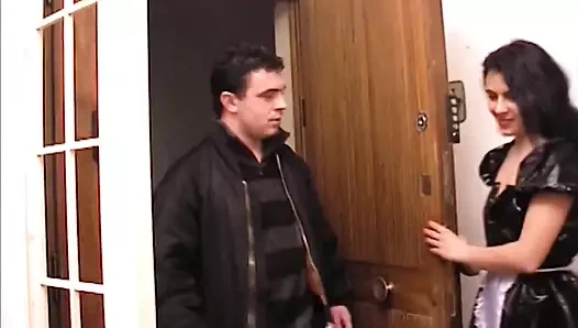 Kıllı amcıklı hizmetçi hom'da 2 yarakla sikişiyor