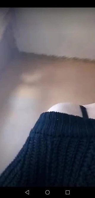 Kız göğüslerini gösteriyor