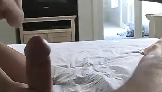 Kimmi Kahn ve Loni kameradaki adamın yarağını deniyor