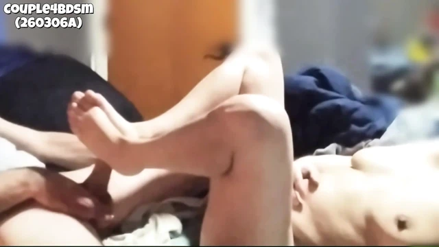 Evli kadın ayakla mastürbasyon (260306A)