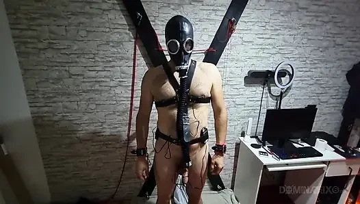 Gaz maskesi köle baskın orta yaşlı seksi kadın takma yarakla anal seks yapıyor