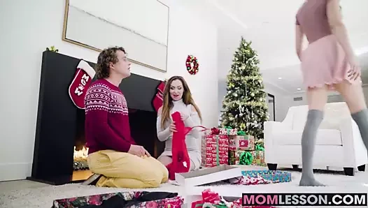 Elena koshka üvey annesi yasmin ile bir üçlü için yerleşir