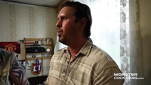 Kocasına ve arkadaşlarına katılıyor (monstercockgang)