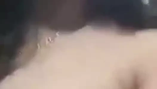 Mısırlı kız büyük göğüslerini gösteriyor