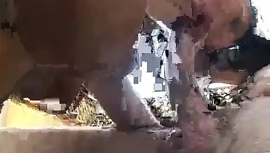 Şanslı adam muhteşem sürtük tarafından emiliyor, sonra göt deliğini yalatıyor