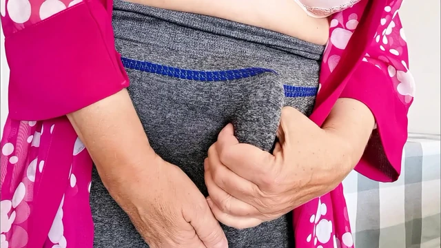 Bakış açısı şoku ve arzu: büyük memeli olgun üvey anne Futanari porno izliyor