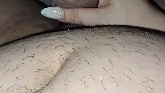 Kocası işten eve gelmeden önce üvey oğlunun sikini elle muameleye başlamalısın