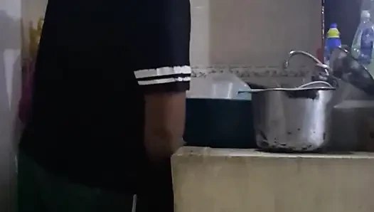 Çalışan kirli bulaşıkları yıkarken sikişiyor ve emiyor