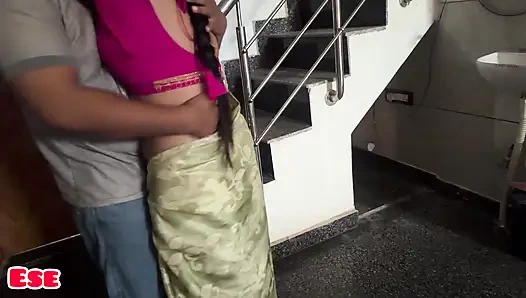 Hintli evli kadın merdivenlerde sikiliyor ve iyi sakso çekiyor