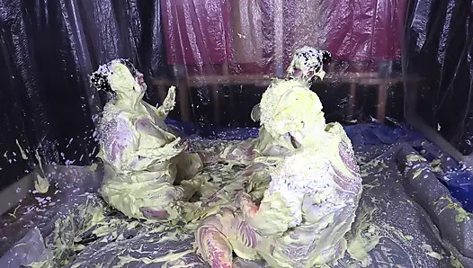 Cheyenne Hannah ve Skyler ile köpük eğlencesi