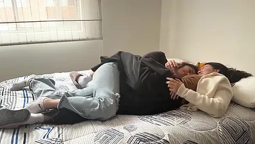 Birbirimize sürtünüyoruz