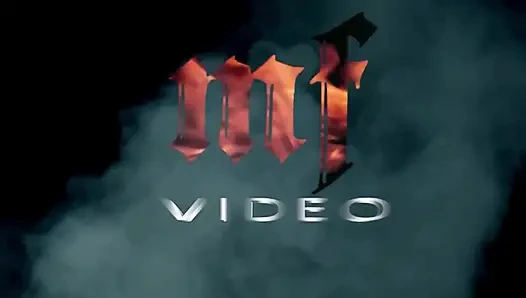 Sessiz üniversiteli kızı öpüyor