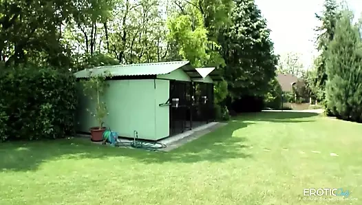 Azgın kremsi amcık bahçede dışarıda sikiliyor