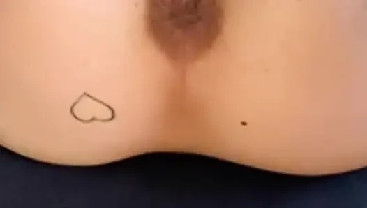 Kanepede evli evli kadın kocası eve erken dönmeden ve karnına boşalmadan önce üvey oğlunu sikiyor büyük bir boşalma