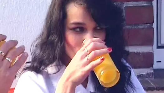 Güzel Alman bebek müzik stüdyosunda azgın bir çift tarafından sikiliyor