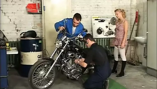 Küçük memeli skandal Alman üvey kız kardeş ilk amatör pornosunu çekiyor