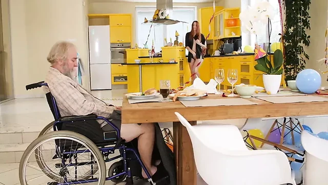 Дедушка трахает рыжую внучку