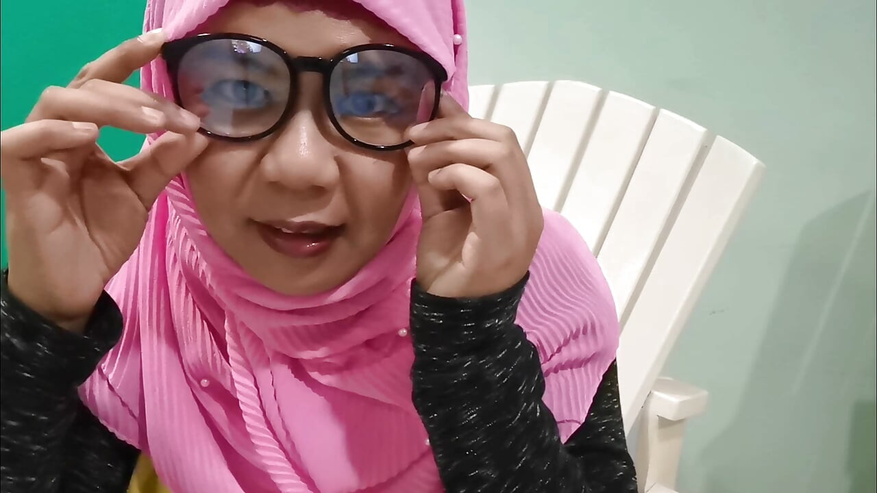 Satıcı, ruj canlı satırken astları tarafından ihanete uğradı.