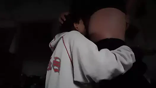 Üvey kız kardeşler biraz yalnız kalmak ve sikişmek için ailelerinden saklanıyor - lezbiyen illüzyon