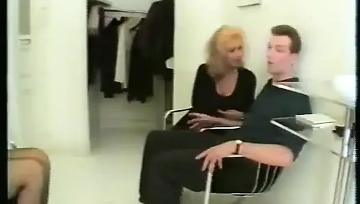 Büyük bir yarakla sikilmek isteyen azgın Alman kadınlar #6