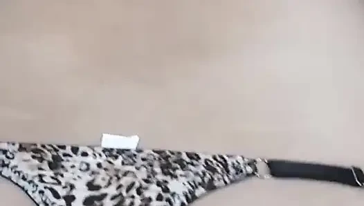 Hintli kocam tarafından parmaklanıyor ve tokatlanıyor