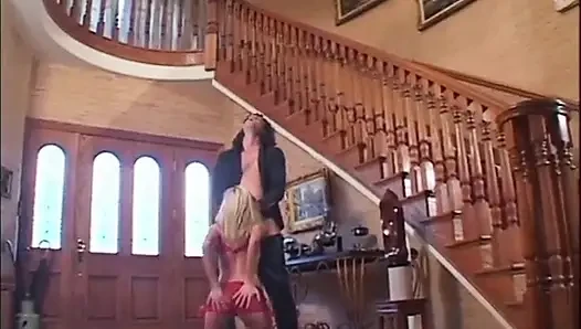 Seksi sarışın büyük anal sikiliyor