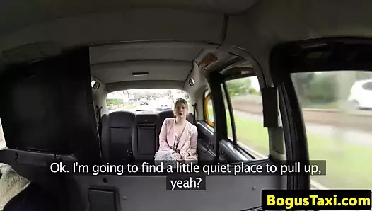 amatör İngiliz saksocu alır bir taksi binmek