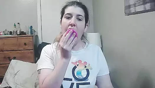 Dildoya sakso çekiyor