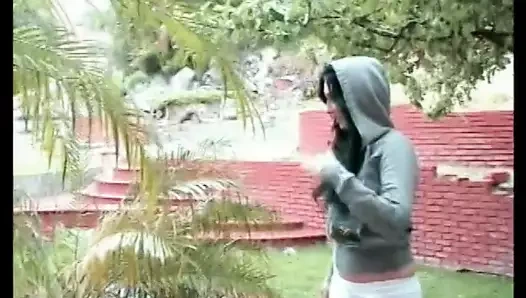 Pov horoz sikikleri esmer ve verir ona bir güzel yüz