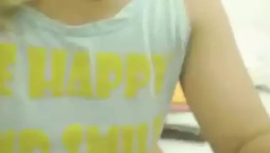 Yakın çekim sarışın bate ve meme ovmak