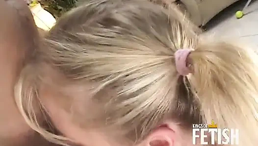 Küçük memeli sarışın genç kız sert sikiştiktan sonra her yerine fışkırtıyor