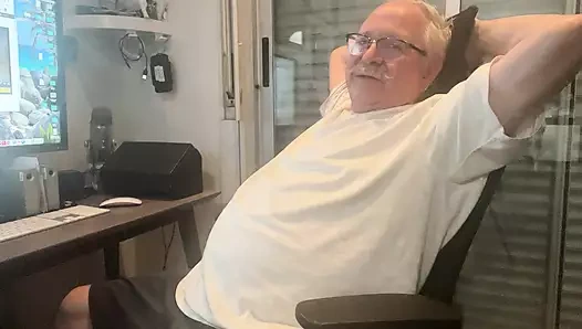 Büyük bir adam ortalığı dağıttı. Neredeyse döl bezini aşırı yiyorum.