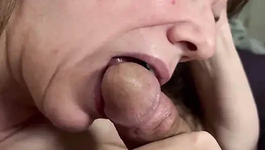 Evli kadın sana sakso çekiyor ve dölünü ağzına alıyor