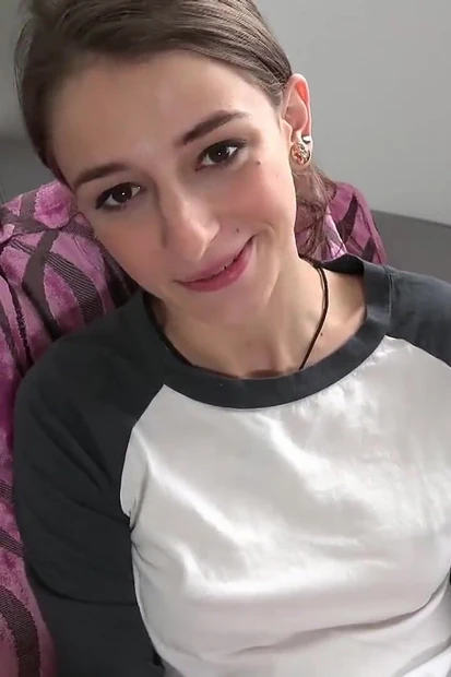 Горячая миниатюрная тинка мастурбирует для тебя