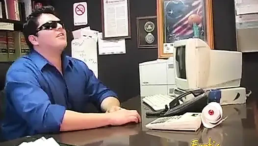 İnce esmer minx şişman bir delikanlıyı seks ayaklarına boşaltıyor