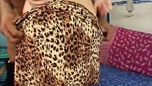 Çoraplı seksi genç kız büyük bir yüze boşalmadan önce büyük zenci biniyor