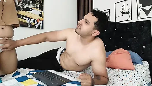 Komşu evde sevimli yarağımla oynuyor