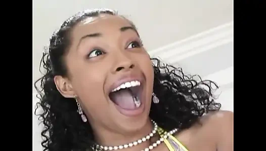 Afrikalı sürtük vücuduna büyük bir yarak alıyor!