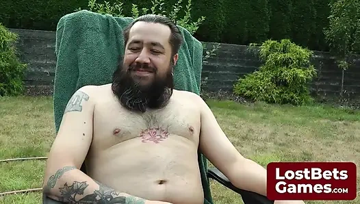 Kendi kıyafetlerini tekrar tekrar eşleşen oyuncularla striptiz hafıza oyunu