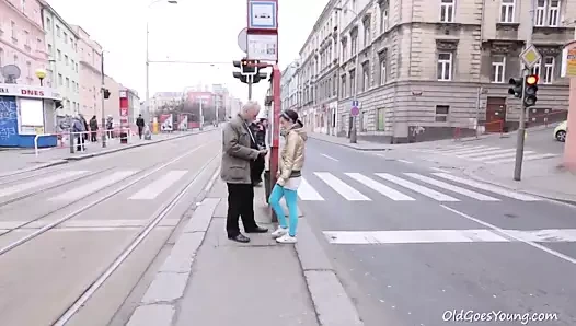 Yaşlı genç gider - bu yaşlı genç adam lenka'ya hayran kalır