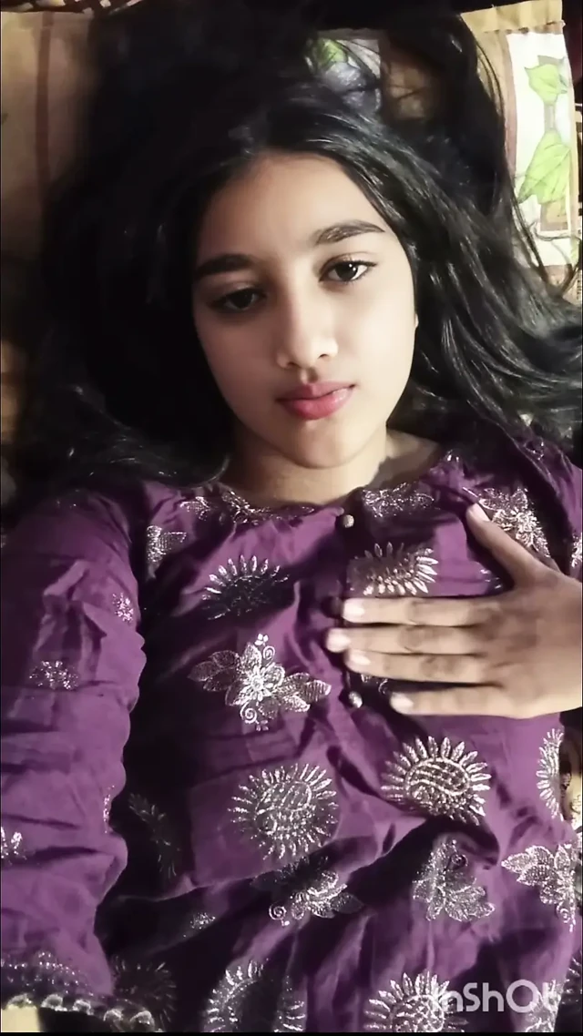Seksi Rasha göğüs uçlarını ve amını gösteriyor, çok ateşli