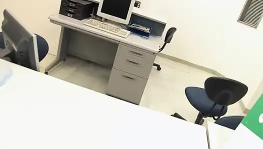 Güzel Japon kız sırayla birçok sert yarak emiyor