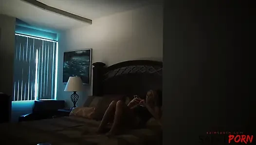 Porno yıldızı Jessica Nyx evde azgın ve boşalmak için bu şekilde sikişiyor!