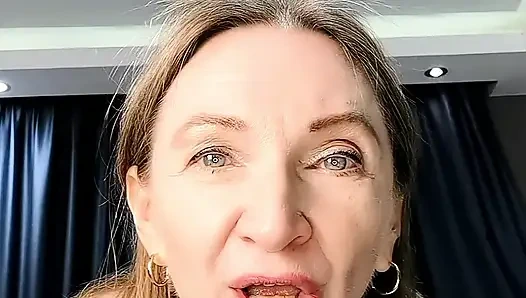 Olgun genç erkek avcısı yarağını emiyor ve sana biniyor bakış açısı