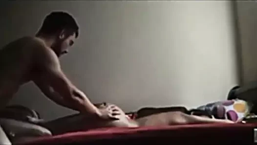 Yerde biten sevimli iç çamaşırı