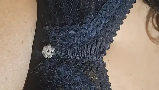Orta yaşlı seksi kadın evde kimsesiz rahatlıyor