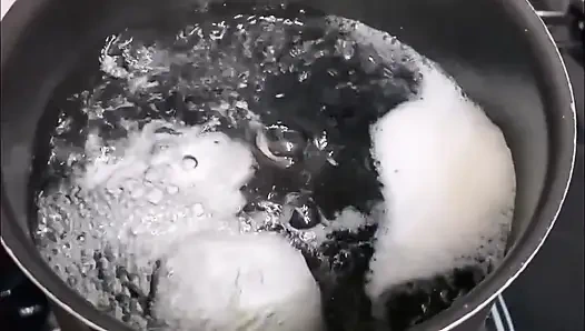 Vouyer iri güzel kadın evin etrafında çıplak haşlanmış yumurta yiyor