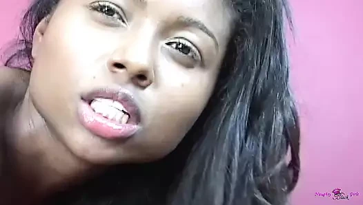 Büyük zenci yarağını harekete hazır etmek için yaramaz Giselle Ryan ona ayakla muamele çekiyor